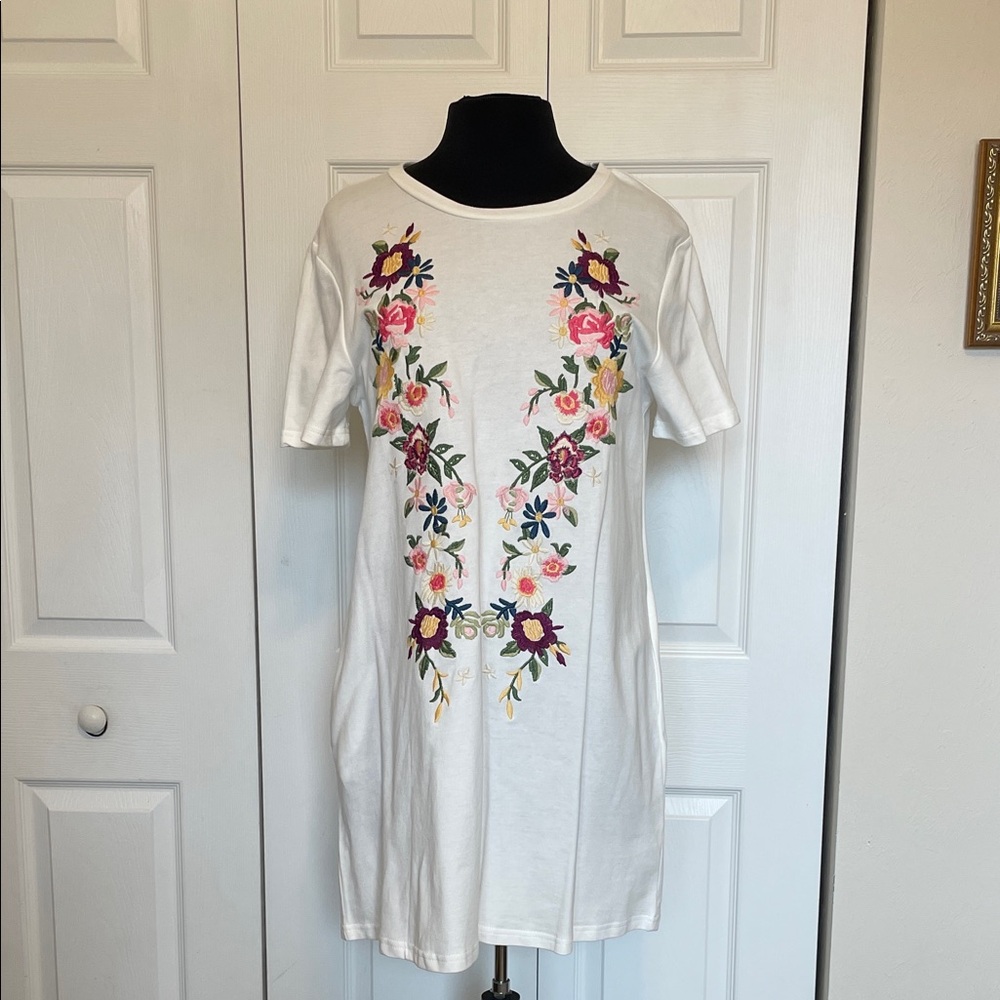 NWT JARDIN BY MACRIS WOMEN'S FLORAL EMBROIDERED WHITE T-SHIRT DRESS. SIZE SMALL.